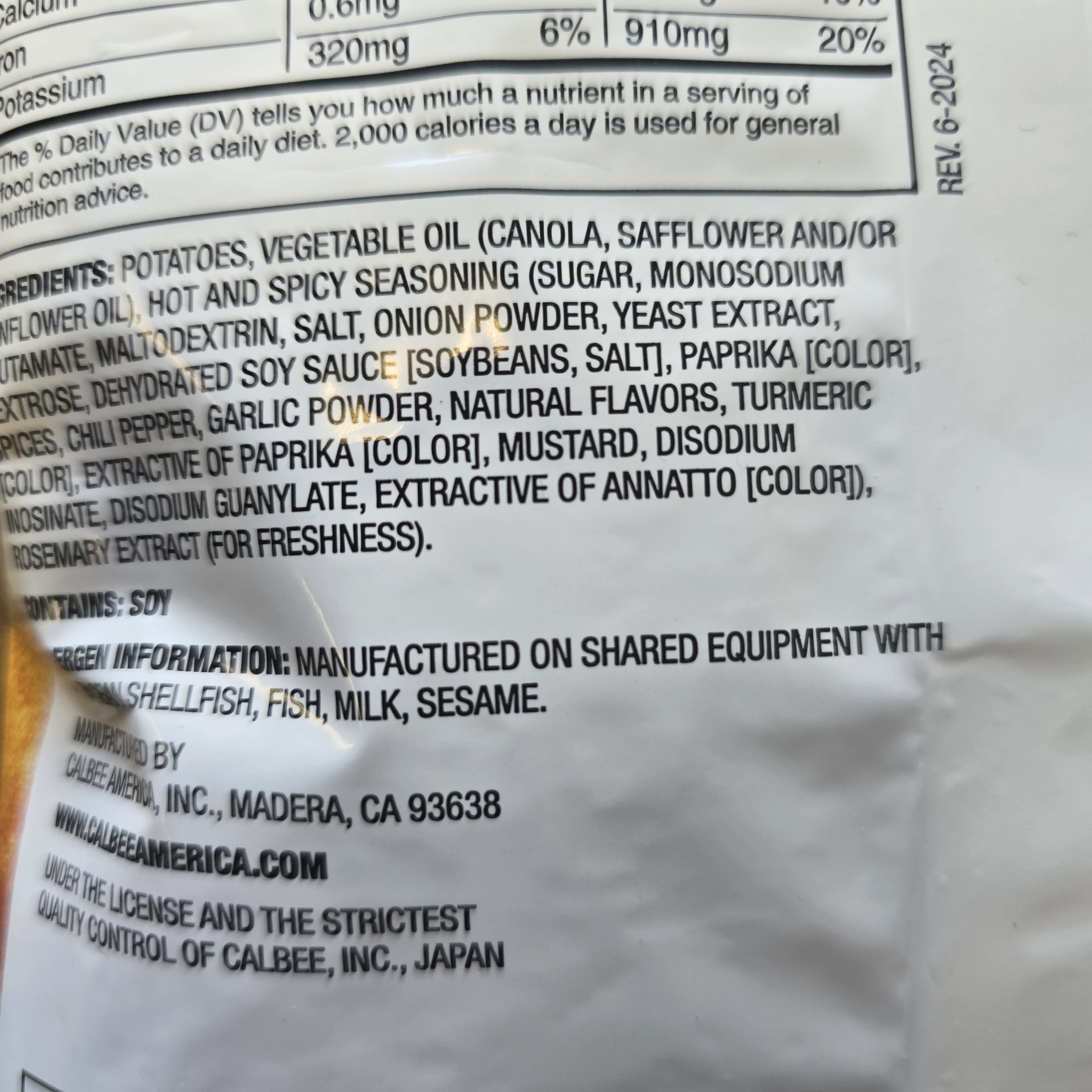 Calbee Hot & Spicy Potato Chips 80 g - Image 2